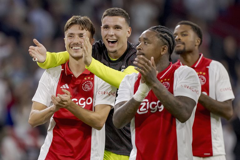 Ongeloof om 'amateurisme' bij Ajax: 'We kregen de mededeling via WhatsApp'