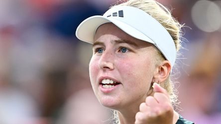 Toptennisster barst op baan in huilen uit na loodzware periode: 'Hopelijk kijkt hij mee'