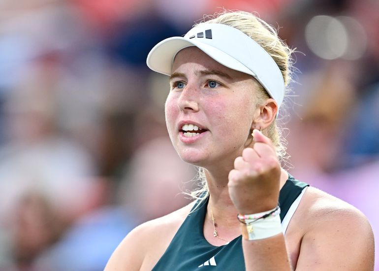 Toptennisster barst op baan in huilen uit na loodzware periode: 'Hopelijk kijkt hij mee'