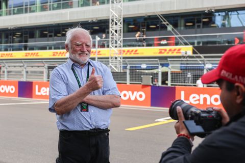 Internetfenomeen (79) blijkt ware attractie bij GP Hongarije: 'Coureurs wilden met hem op de foto'