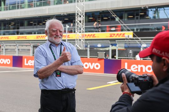 Internetfenomeen (79) blijkt ware attractie bij GP Hongarije: 'Coureurs wilden met hem op de foto'