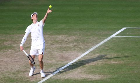 Toptennisser Jannik Sinner keert met opvallende look terug op de baan: 'Dat gevoel is heerlijk'