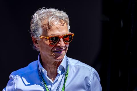 Zoon (18) van Nederlandse Formule 1-legende (70) maakt ook naam in autosport: 'Max Verstappen is fantastisch rolmodel'