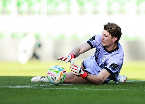Nederlandse keeper (24) stond bij Ajax-tegenstander Shelbourne onder de lat: 'Veld was hobbelig'