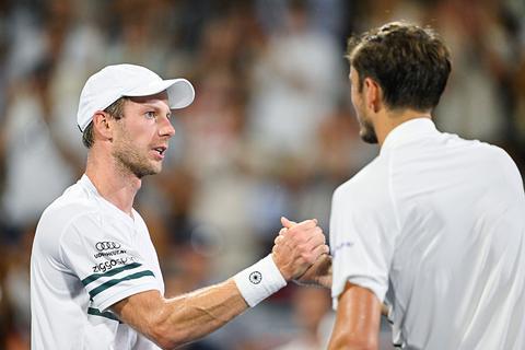 Botic van de Zandschulp kopieert tennisvriend Tallon Griekspoor en stunt met zege op wereldtopper