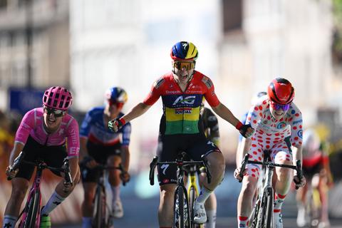 Nederlandse rensters zien etappezege door de vingers glippen in Tour de France Femmes