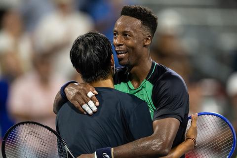 Toptennisser (39) tijdens afscheidstournee verrast door opmerkelijk gebaar van jonge tegenstander