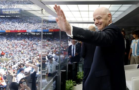 'Zonnekoning' Gianni Infantino gefileerd: 'Alles in z'n eentje gedaan en nu valt hij in zijn eigen zwaard'