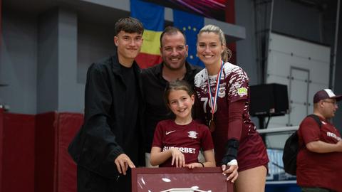 Zoon (20) Rafael van der Vaart deelt bijzondere familiefoto met Estavana Polman en halfzusje