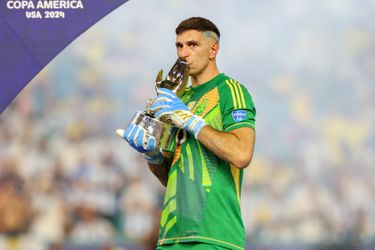 Emiliano Martínez zorgt opnieuw voor ophef met obsceen juichgebaar bij Argentinië