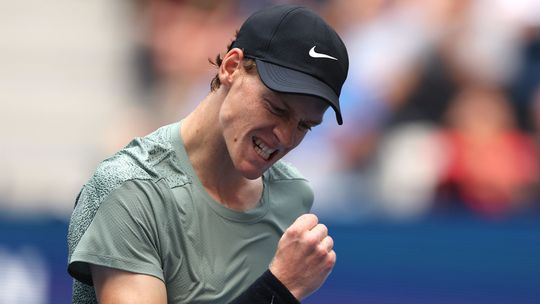 Jannik Sinner laat met pijnlijke pols Jack Draper afdruipen en bereikt finale US Open