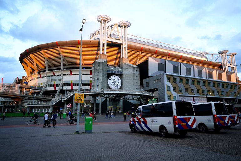 Mogelijk wéér een streep door duel van Ajax: politie staakt tijdens risicowedstrijd