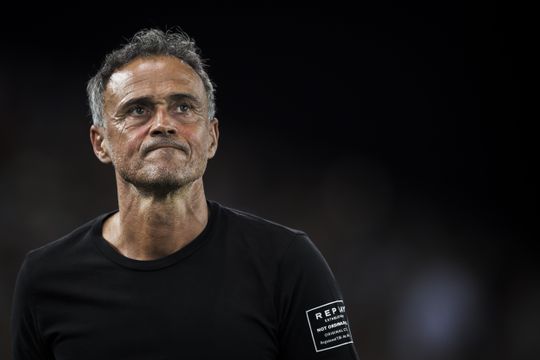Zorgen om PSG-trainer Luis Enrique na fietsongeluk: 'Hij zal worden geopereerd'