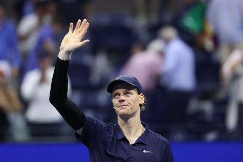 Kwakkelende Jannik Sinner bezorgt US Open droomfinale: 'Zondag is een speciale dag'