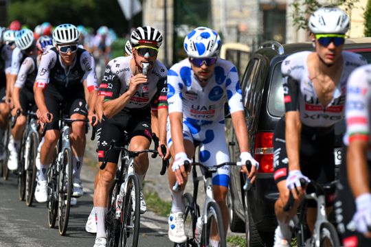Zware Vuelta-etappe zorgt voor bijzondere zege, terwijl Jonas Vingegaard tikje uitdeelt