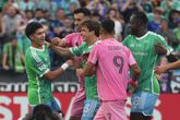 Luis Suárez heeft het druk met spelers van Seattle Sounders in de Leagues Cup. © Getty Images