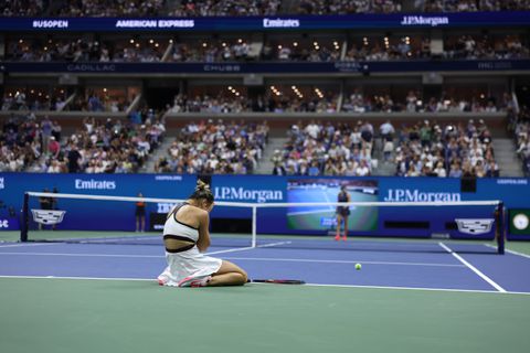 Heftige emoties en tranen na US Open-finale: Aryna Sabalenka vliegt oudere vriend in de armen