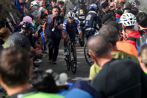 Opmerkelijk: Vuelta jury zet eigen cameramannen uit de koers na 'rennen voor de renners'