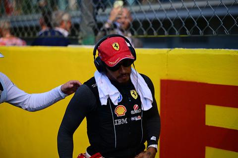 Topcoureur Lewis Hamilton komt met harde boodschap aan Ferrari na nieuw incident: 'Dat moet veranderen'
