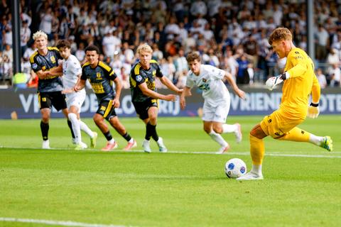 Ronald Koeman Jr. schrijft historie in Eredivisie: Telstar-doelman is de grote held met twee rake penalty's