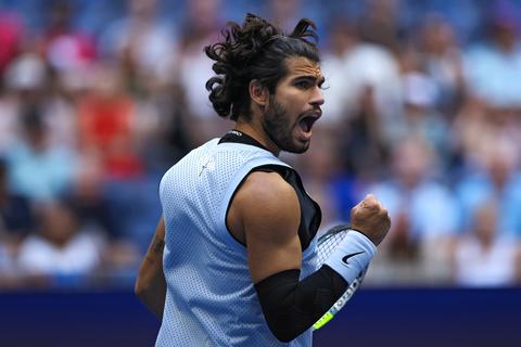 Toptennisser Carlos Alcaraz voert opnieuw verandering door na ophef over tepels op US Open