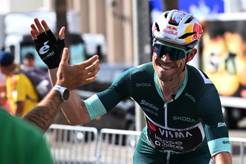 Oppermachtige Wout van Aert bezorgt Nederlandse ploeg wéér succes in Vuelta