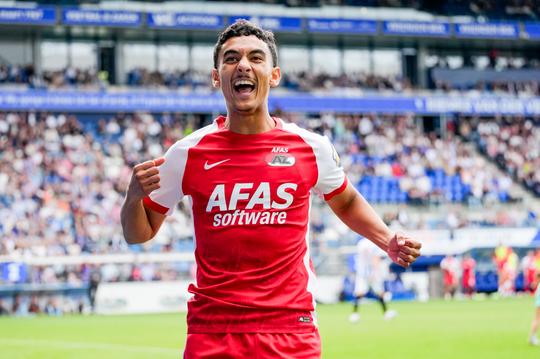 Uitslagen Eredivisie | Koploper AZ blijft foutloos na zware middag in Heerenveen, Ronald Koeman Jr. scoort twee keer