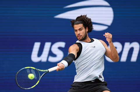 Toptennisser Carlos Alcaraz voert opnieuw verandering door na ophef over tepels op US Open
