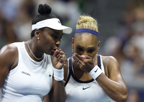 Tenniszussen Venus en Serena Williams veroorzaken ophef na pijnlijke nederlaag op US Open