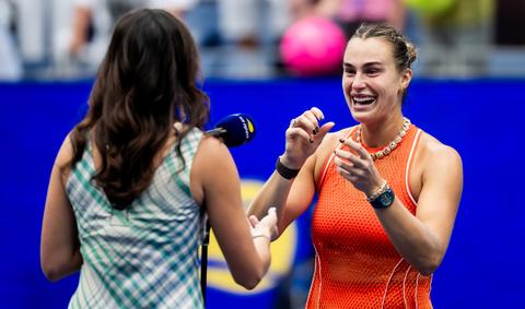 Toptennisster Aryna Sabalenka beleeft moeizaam interview op US Open na zege op opvallend uitgedoste tegenstandster