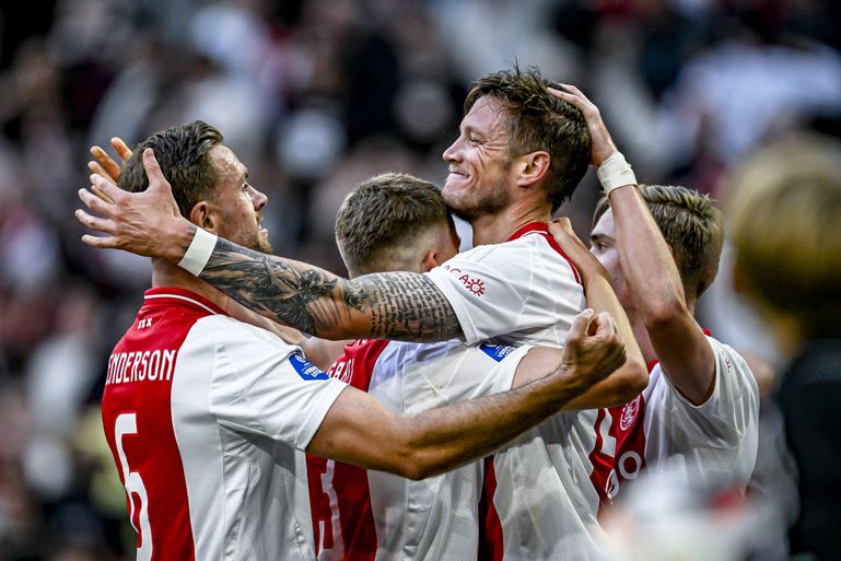 Danny Makkelie en PSV-trainer Peter Bosz hebben het aan de stok, Ajax-spits Wout Weghorst is helderziend én Luuk de Jong als 'proefkonijn'