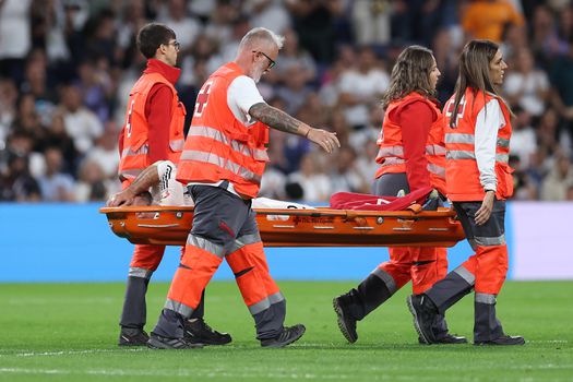 Real Madrid ziet speler in tranen per ambulance vertrekken en komt met heel slecht nieuws