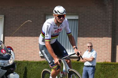 Machtige Mathieu van der Poel geniet van WK gravel: 'Weer een andere regenboog voor de collectie'