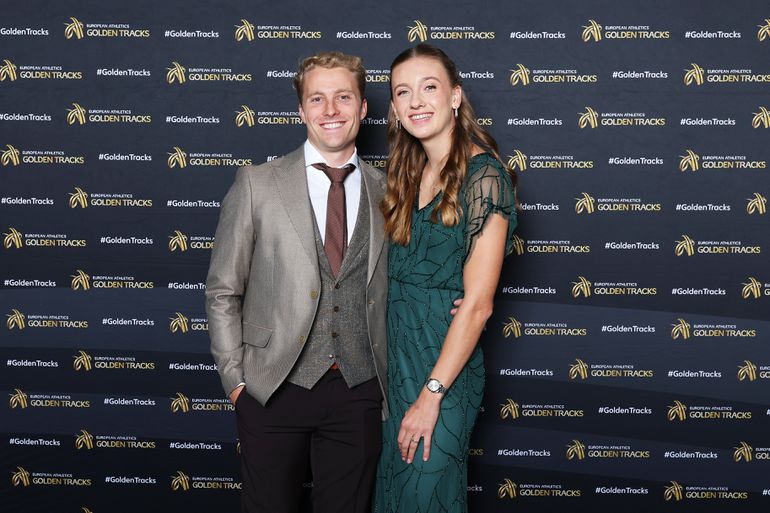 Topatlete Femke Bol en vriend Ben Broeders genieten van elkaar én Griekse collega op zonnige vakantie