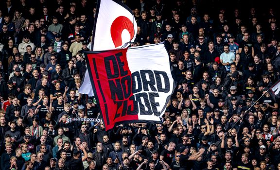 Feyenoord-fans laten zich van slechtste kant zien met vuurwerkgeluiden; FC Twente-fans reageren met verwijzing naar bombardement