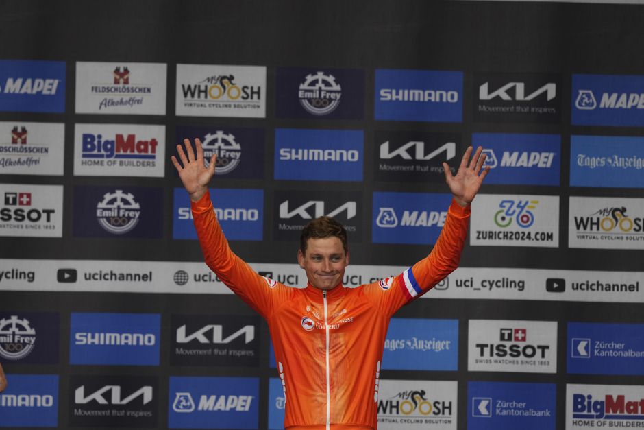Mathieu van der Poel maakt hattrick aan wereldtitels compleet met goud bij WK gravelrijden