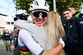 Tadej Pogacar na de finish met zijn vriendin Urska Zigart. © Getty Images
