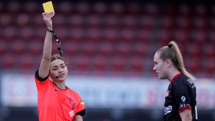 Verwarring tussen scheids en grensrechter levert bizarre rode kaart op in Vrouwen Eredivisie