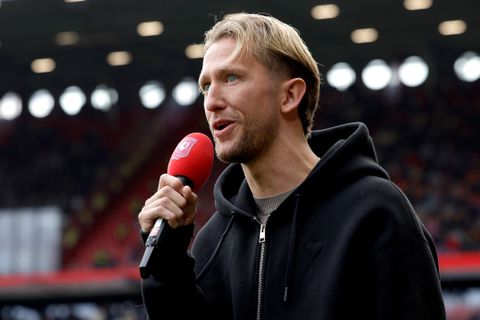 Hilarische beelden: ex-speler van FC Twente krijgt gigantische bierdouche bij afscheid in Grolsch Veste