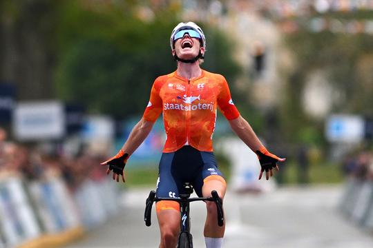 Volop bewondering voor Oranje-wielrenster Demi Vollering na vreemde gang van zaken: 'Ik vind het zó knap'