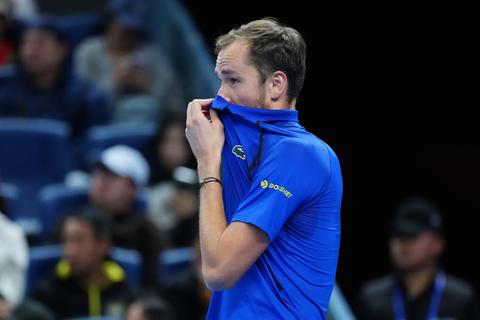 Buitenlandse media snoeihard na woede-uitbarsting van 'temperamentvolle' Daniil Medvedev: 'Een onverklaarbare actie'