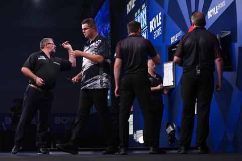 Topdarter Gian van Veen heeft last van wegzakken Michael van Gerwen: 'Dat is toch niet lekker'