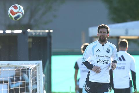 Voetbalicoon Lionel Messi emotioneel na laatste training met Argentinië: 'Ga deze momenten zeker missen'