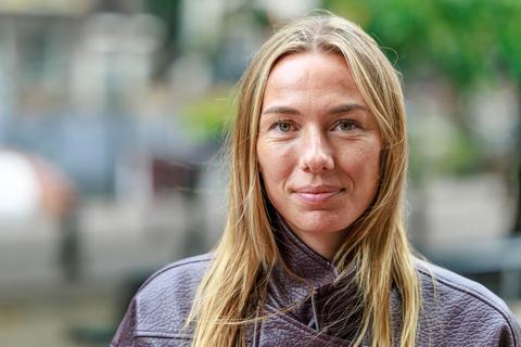 Zwangere dochter (33) John van 't Schip openhartig over gemis van moeder: 'Er is een nieuwe vorm van rouw bij gekomen'