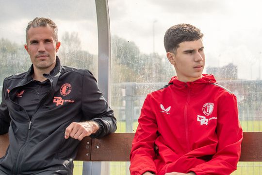 Feyenoord-talent Shaqueel van Persie (17) komt niet onder tips van zijn vader uit: 'Ik zie 'm nog genoeg'