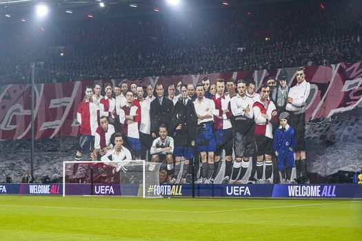 Indrukwekkende opwarmer in De Kuip bij Feyenoord - Salzburg: lichtshow, gitaarsolo én mega spandoek