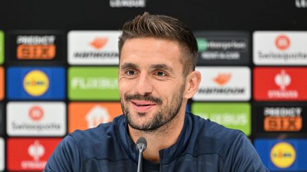 Dusan Tadic krijgt lachers op z'n hand bij terugkeer in Nederland: 'Broodje kaas, eet smakelijk'