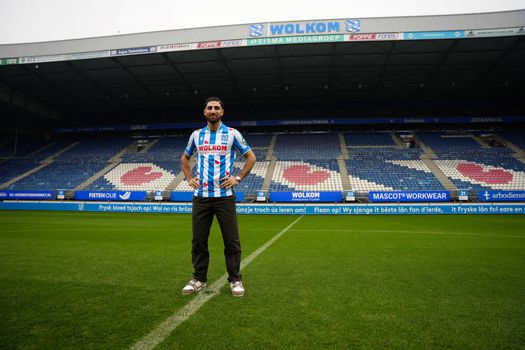 Noodlijdend Heerenveen haalt transfervrije aanvaller om trainer Robin van Persie te helpen