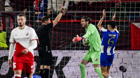 Scheidsrechter treedt resoluut op tegen 'geweldadig gedrag' keeper FC Utrecht, smetje op eerste punt in Europa