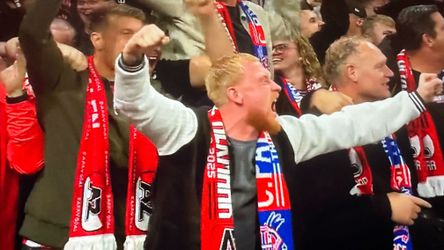 Merkwaardig moment op tribune bij duel AZ in Europa: opvallende verschijning gaat volledig uit zijn plaat